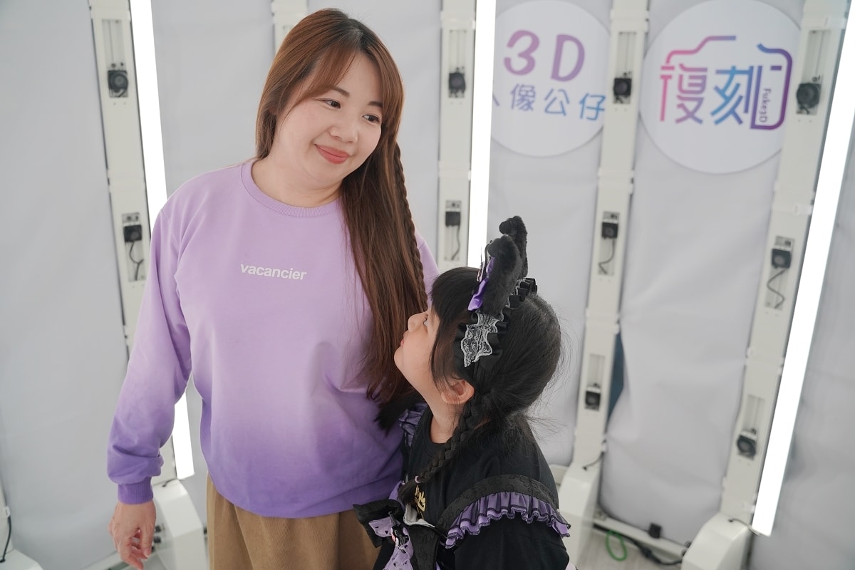 【復刻3D人像公仔】桃園首間3D人像公仔禮物店 百萬級3D掃描攝影艙 現場立即人像3D建模 - 第14張圖 【復刻3D人像公仔】桃園首間3D人像公仔禮物店 百萬級3D掃描攝影艙 現場立即人像3D建模