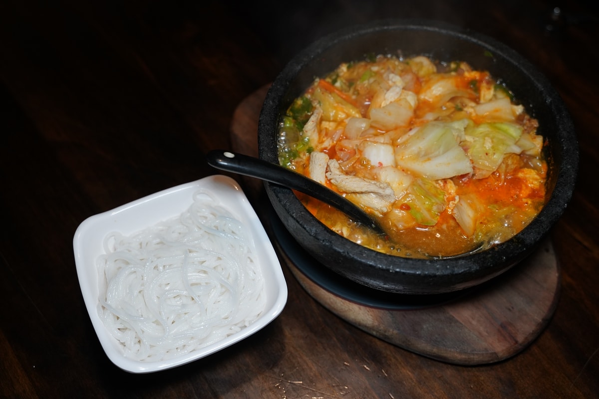 【八妹婆婆 8Pópó】桃園龍岡最美米干店 英式復古風民族創藝過橋米線 獨創過橋石鍋DIY