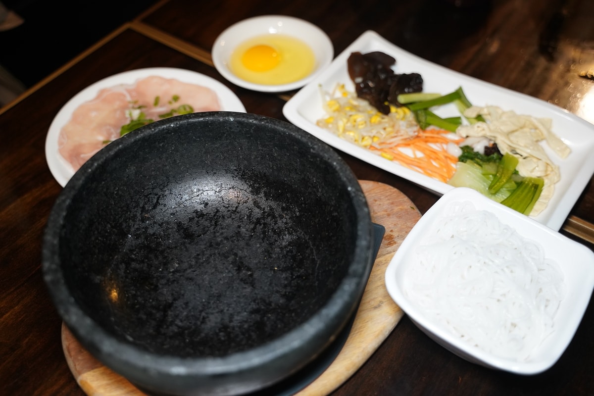 【八妹婆婆 8Pópó】桃園龍岡最美米干店 英式復古風民族創藝過橋米線 獨創過橋石鍋DIY