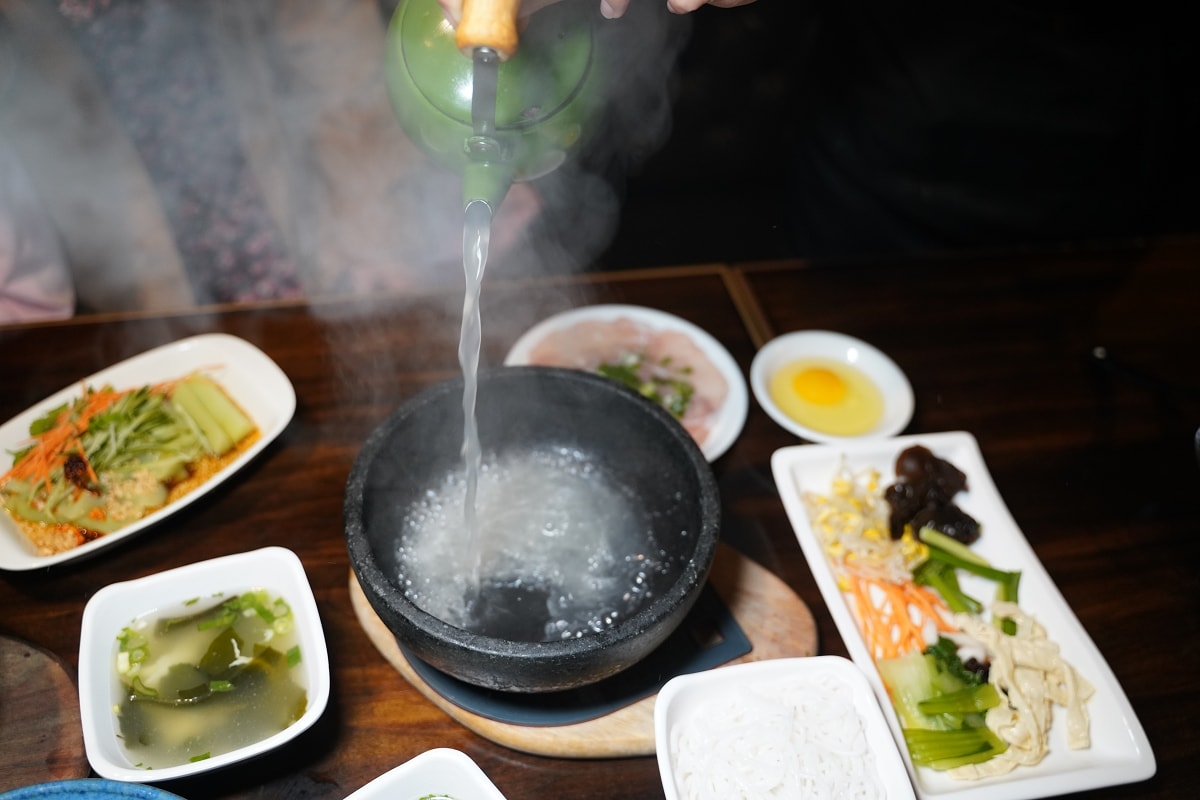 【八妹婆婆 8Pópó】桃園龍岡最美米干店 英式復古風民族創藝過橋米線 獨創過橋石鍋DIY