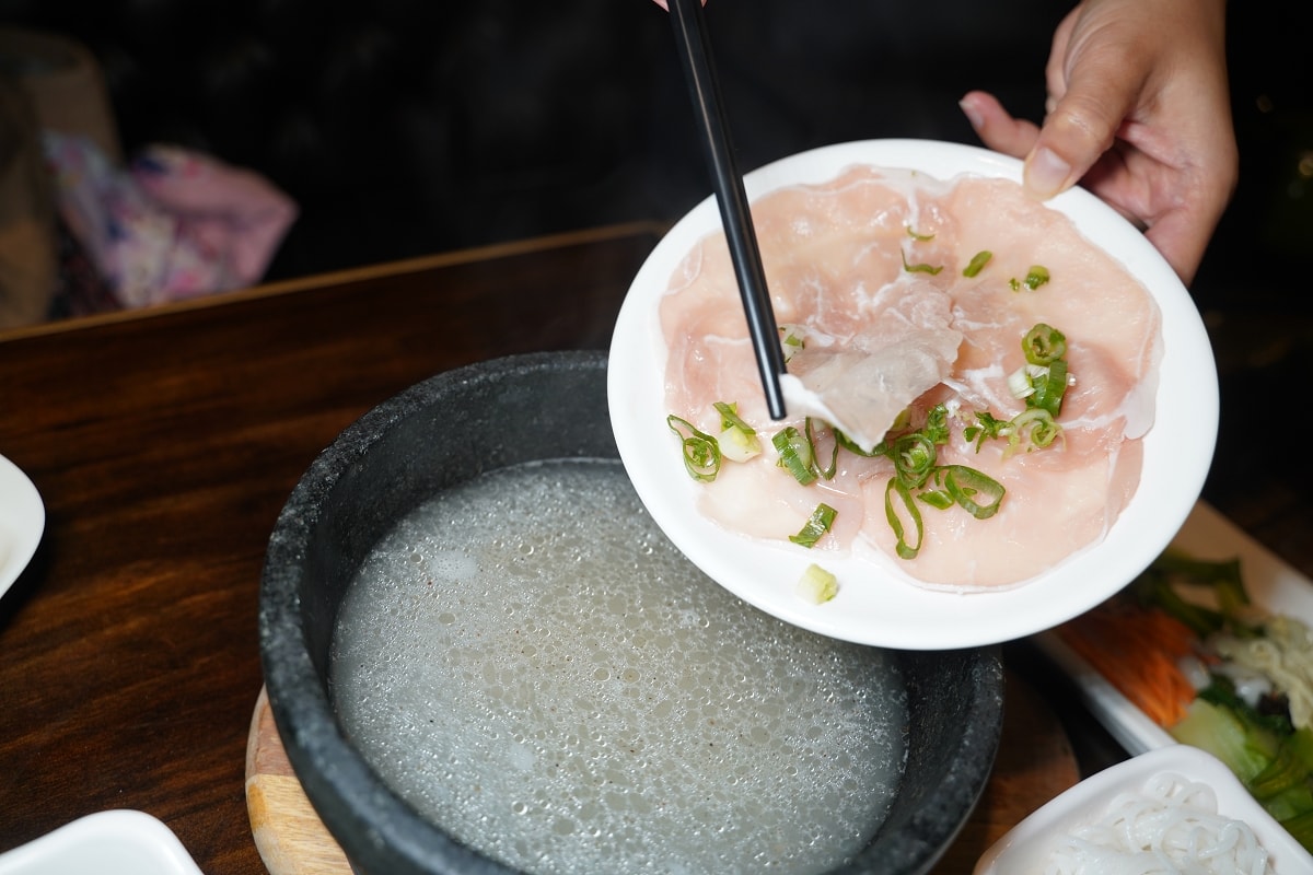 【八妹婆婆 8Pópó】桃園龍岡最美米干店 英式復古風民族創藝過橋米線 獨創過橋石鍋DIY