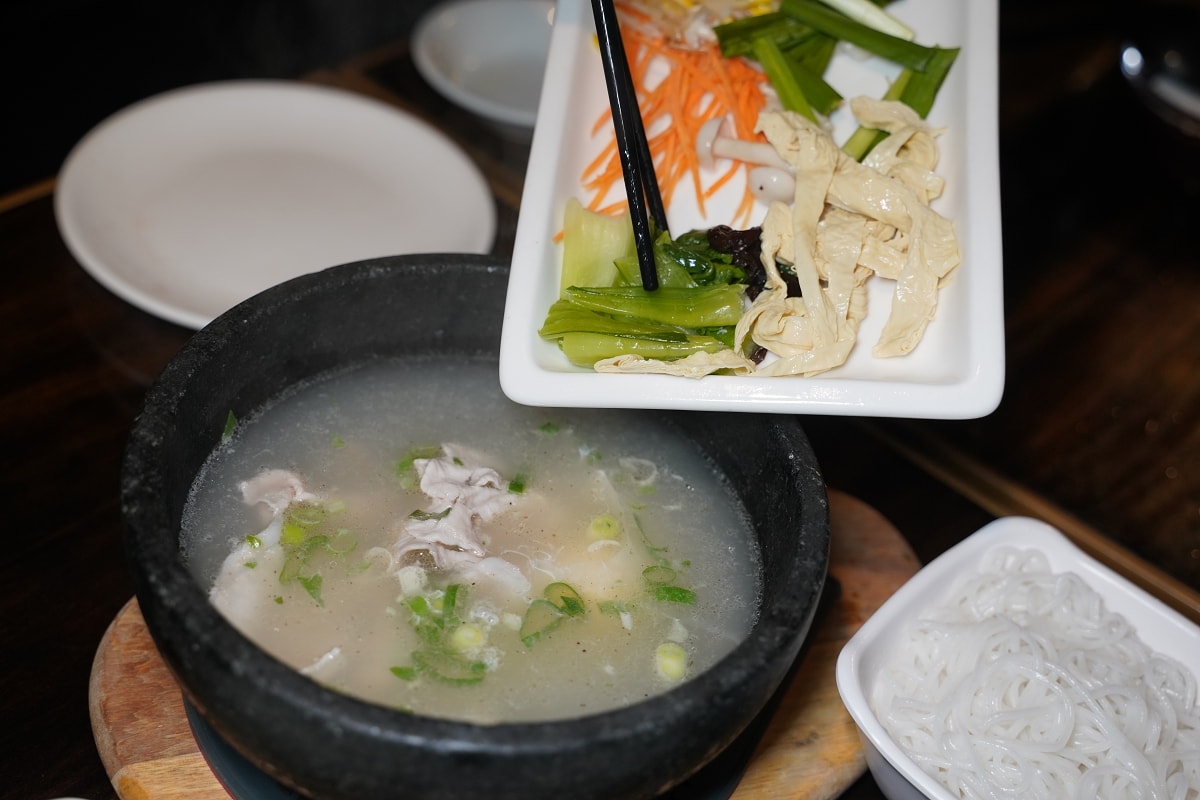 【八妹婆婆 8Pópó】桃園龍岡最美米干店 英式復古風民族創藝過橋米線 獨創過橋石鍋DIY