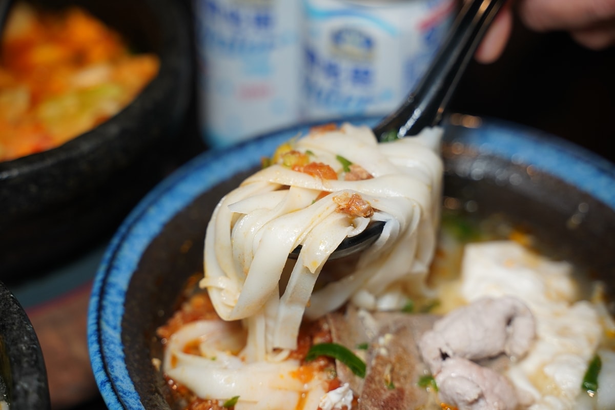 【八妹婆婆 8Pópó】桃園龍岡最美米干店 英式復古風民族創藝過橋米線 獨創過橋石鍋DIY