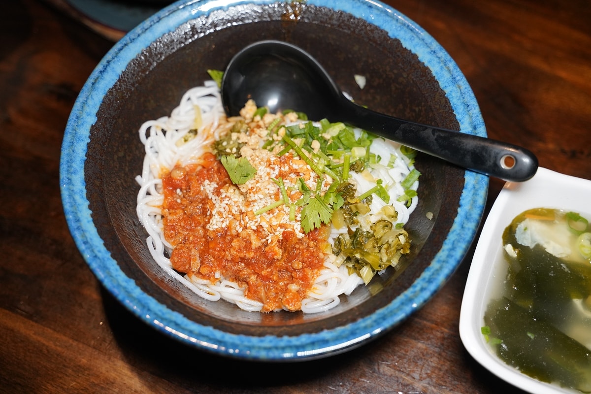 【八妹婆婆 8Pópó】桃園龍岡最美米干店 英式復古風民族創藝過橋米線 獨創過橋石鍋DIY