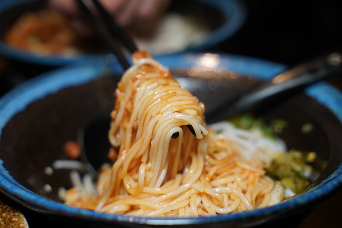 【八妹婆婆 8Pópó】桃園龍岡最美米干店 英式復古風民族創藝過橋米線 獨創過橋石鍋DIY