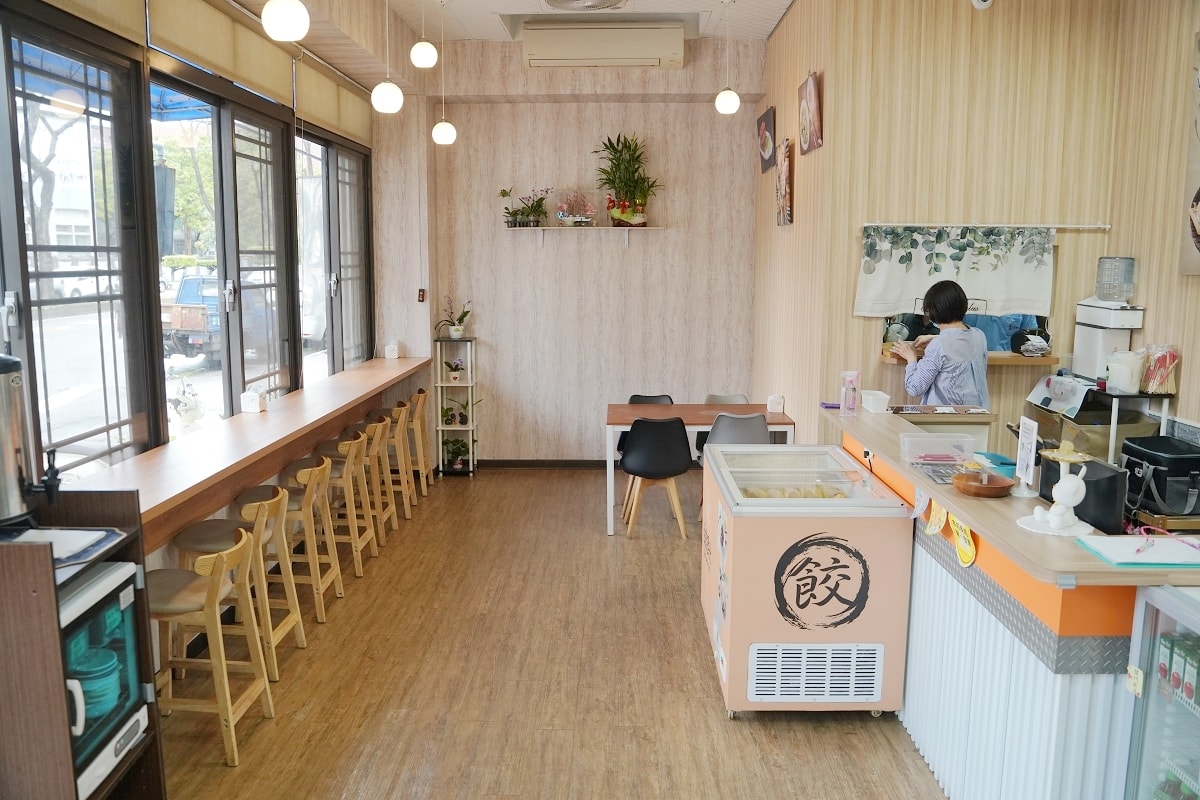 【主餃食光日式脆皮煎餃館】台中豐原餃子餐盒專賣店 現煎酥脆冰花煎餃+清燉牛骨烏龍麵美味必點 - 第2張圖 【主餃食光日式脆皮煎餃館】台中豐原餃子餐盒專賣店 現煎酥脆冰花煎餃+清燉牛骨烏龍麵美味必點