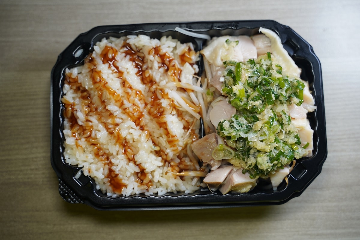 【王山而熟成雞肉飯】台北內湖洲子美食街 獨家掌握精肉熟成技術 特製蔥油+產地直送參巴香辣醬