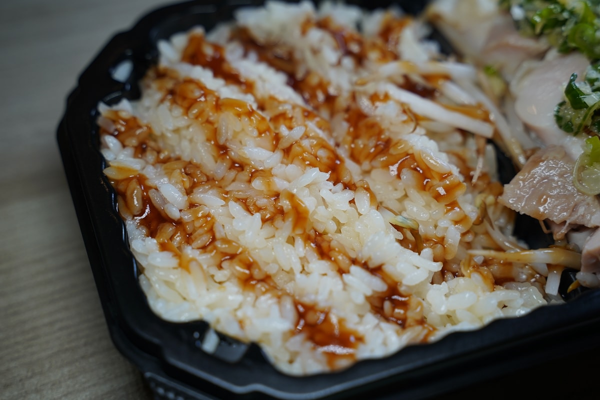 【王山而熟成雞肉飯】台北內湖洲子美食街 獨家掌握精肉熟成技術 特製蔥油+產地直送參巴香辣醬