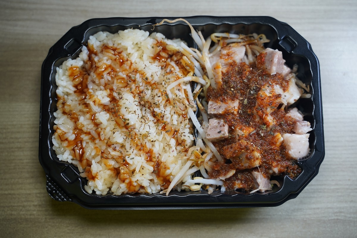 【王山而熟成雞肉飯】台北內湖洲子美食街 獨家掌握精肉熟成技術 特製蔥油+產地直送參巴香辣醬