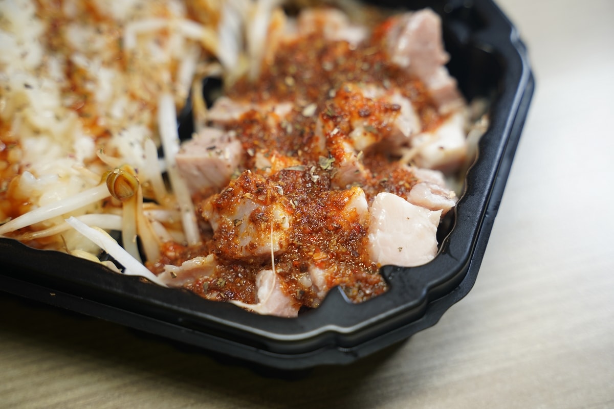 【王山而熟成雞肉飯】台北內湖洲子美食街 獨家掌握精肉熟成技術 特製蔥油+產地直送參巴香辣醬