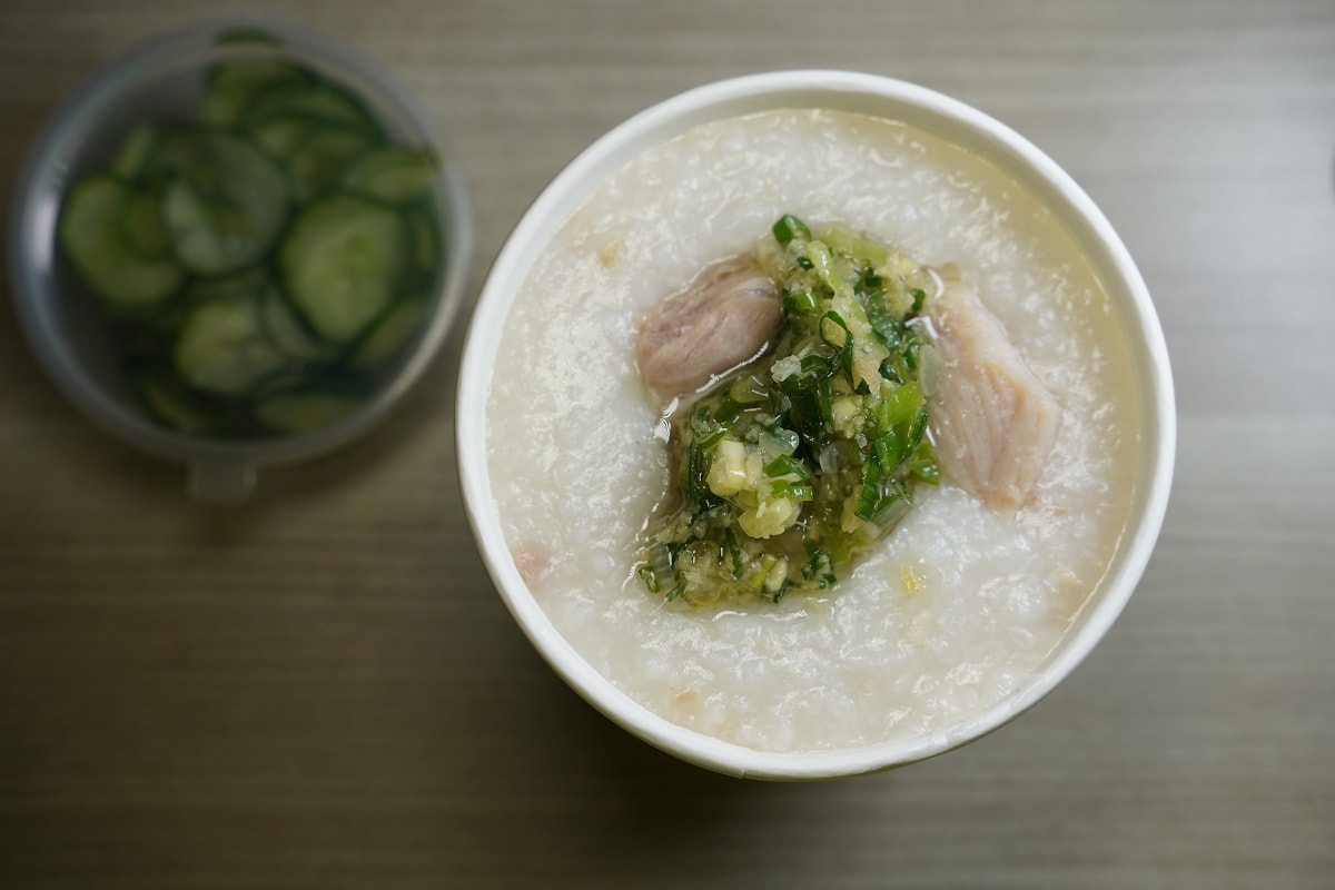 【王山而熟成雞肉飯】台北內湖洲子美食街 獨家掌握精肉熟成技術 特製蔥油+產地直送參巴香辣醬