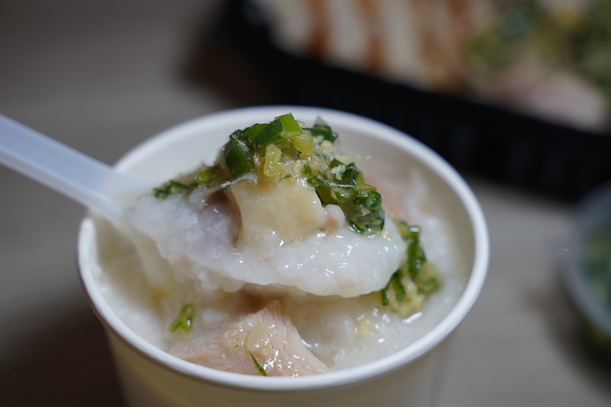 【王山而熟成雞肉飯】台北內湖洲子美食街 獨家掌握精肉熟成技術 特製蔥油+產地直送參巴香辣醬