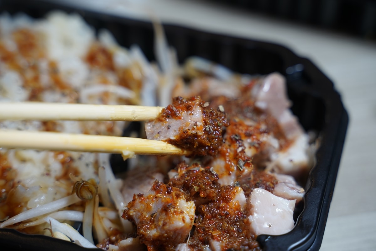 【王山而熟成雞肉飯】台北內湖洲子美食街 獨家掌握精肉熟成技術 特製蔥油+產地直送參巴香辣醬