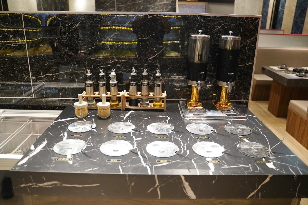 【尚禾鍋物】龍潭火鍋吃到飽領導品牌 豪華舒適用餐環境+豐富自助吧 手機點餐機器人自動送餐
