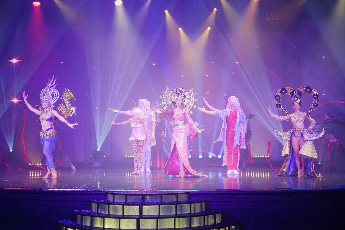 【麗星郵輪探索星號星座劇院】百老匯級現場大型表演 孔雀設計靈感華麗劇院 精彩歌舞秀不看可惜