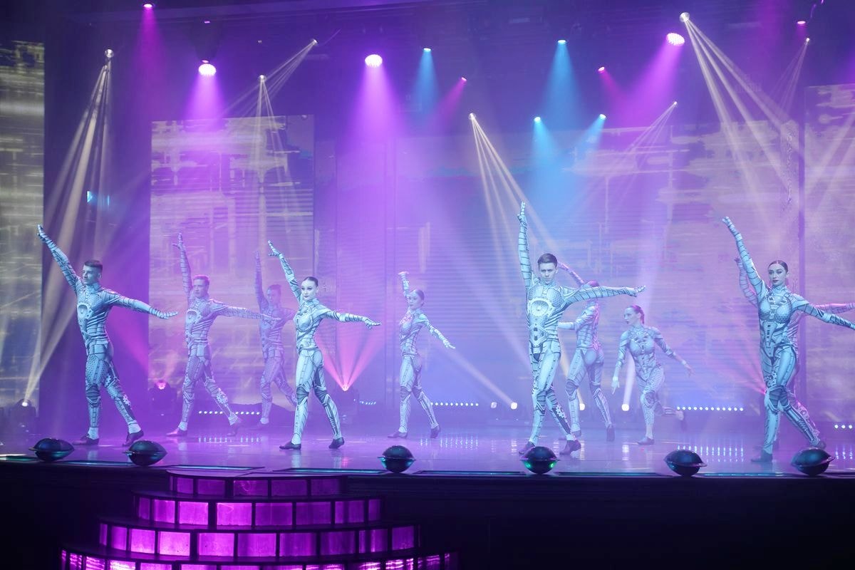 【麗星郵輪探索星號星座劇院】百老匯級現場大型表演 孔雀設計靈感華麗劇院 精彩歌舞秀不看可惜