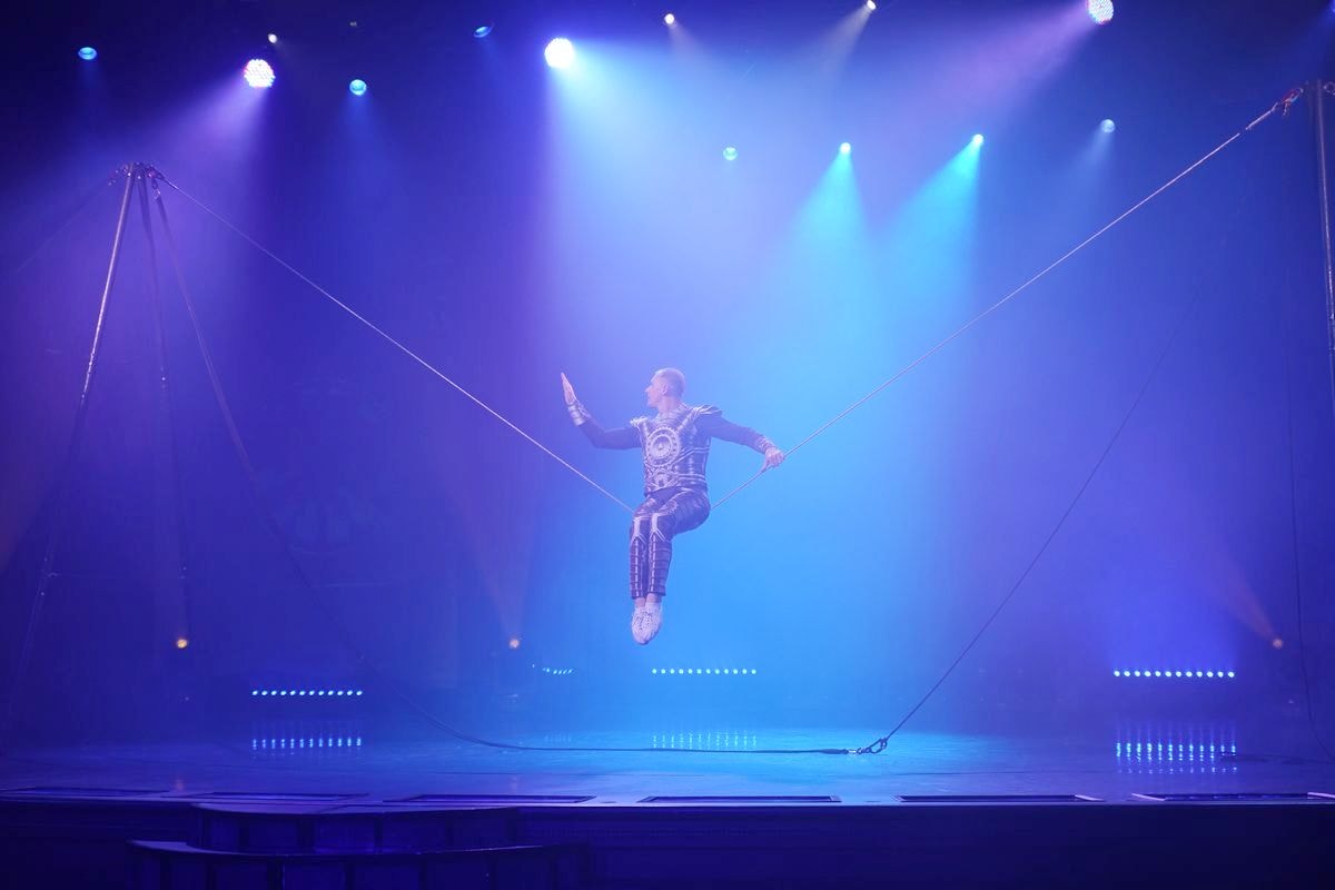 【麗星郵輪探索星號星座劇院】百老匯級現場大型表演 孔雀設計靈感華麗劇院 精彩歌舞秀不看可惜