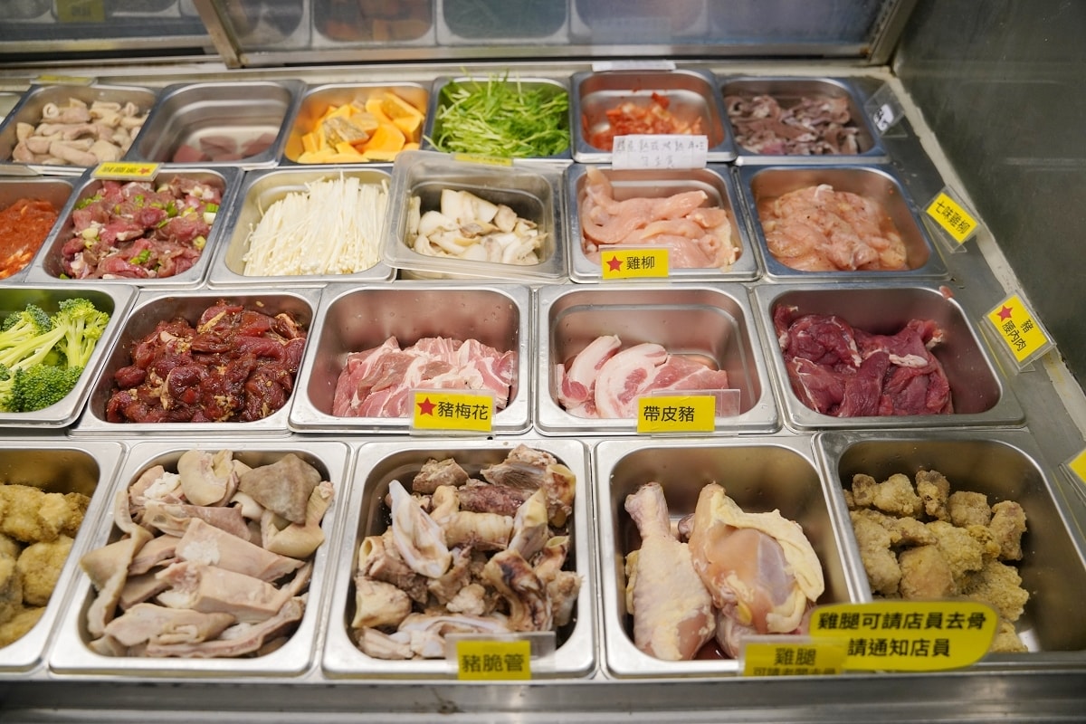 【想肉了自助式火鍋燒肉吃到飽】台北信義區CP值最高火烤兩吃餐廳 500元內豐富自助吧吃到飽 - 第11張圖 【想肉了自助式火鍋燒肉吃到飽】台北信義區CP值最高火烤兩吃餐廳 500元內豐富自助吧吃到飽
