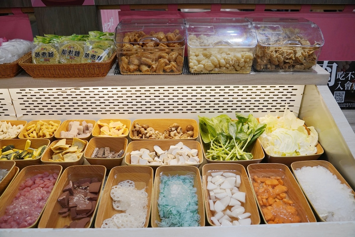 【內壢火鍋吃到飽餐廳推薦】268元起70種火鍋料飲料冰品自助吧吃到飽 肉多多火鍋內壢忠孝店