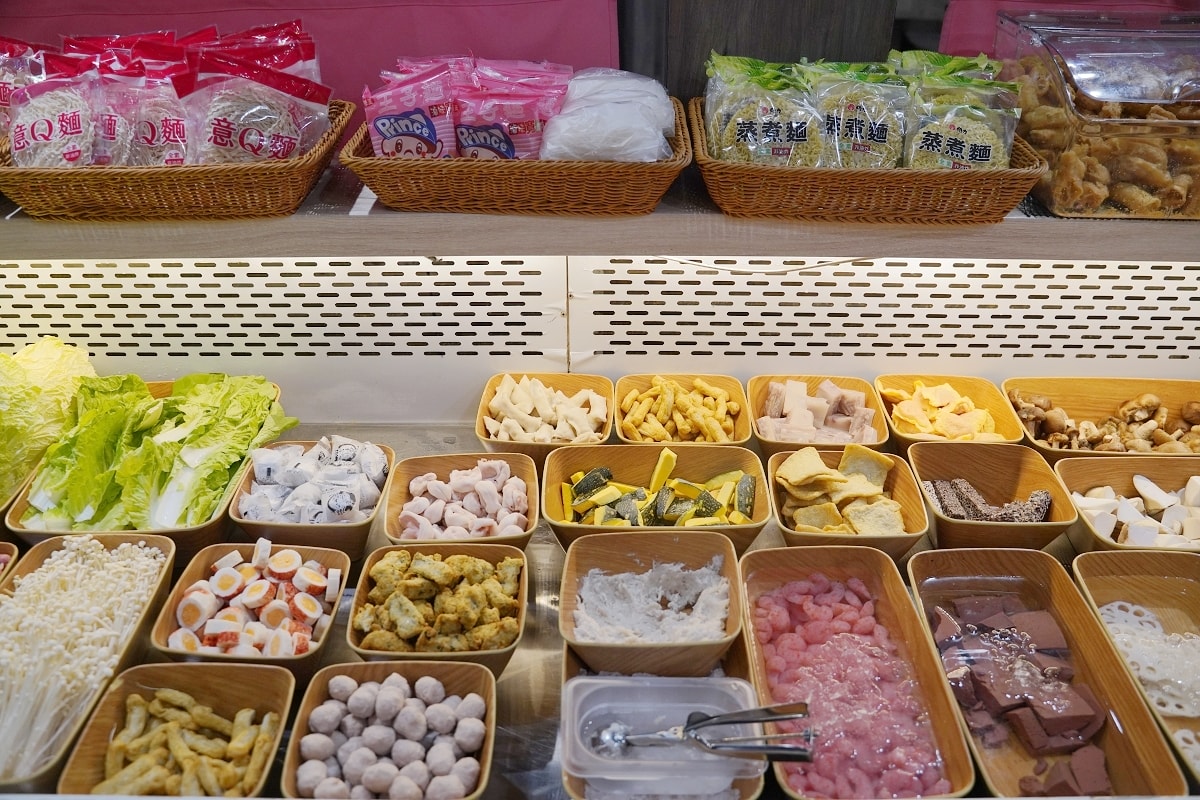 【內壢火鍋吃到飽餐廳推薦】268元起70種火鍋料飲料冰品自助吧吃到飽 肉多多火鍋內壢忠孝店