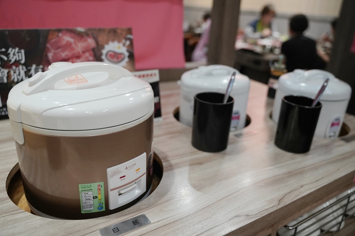 【內壢火鍋吃到飽餐廳推薦】268元起70種火鍋料飲料冰品自助吧吃到飽 肉多多火鍋內壢忠孝店