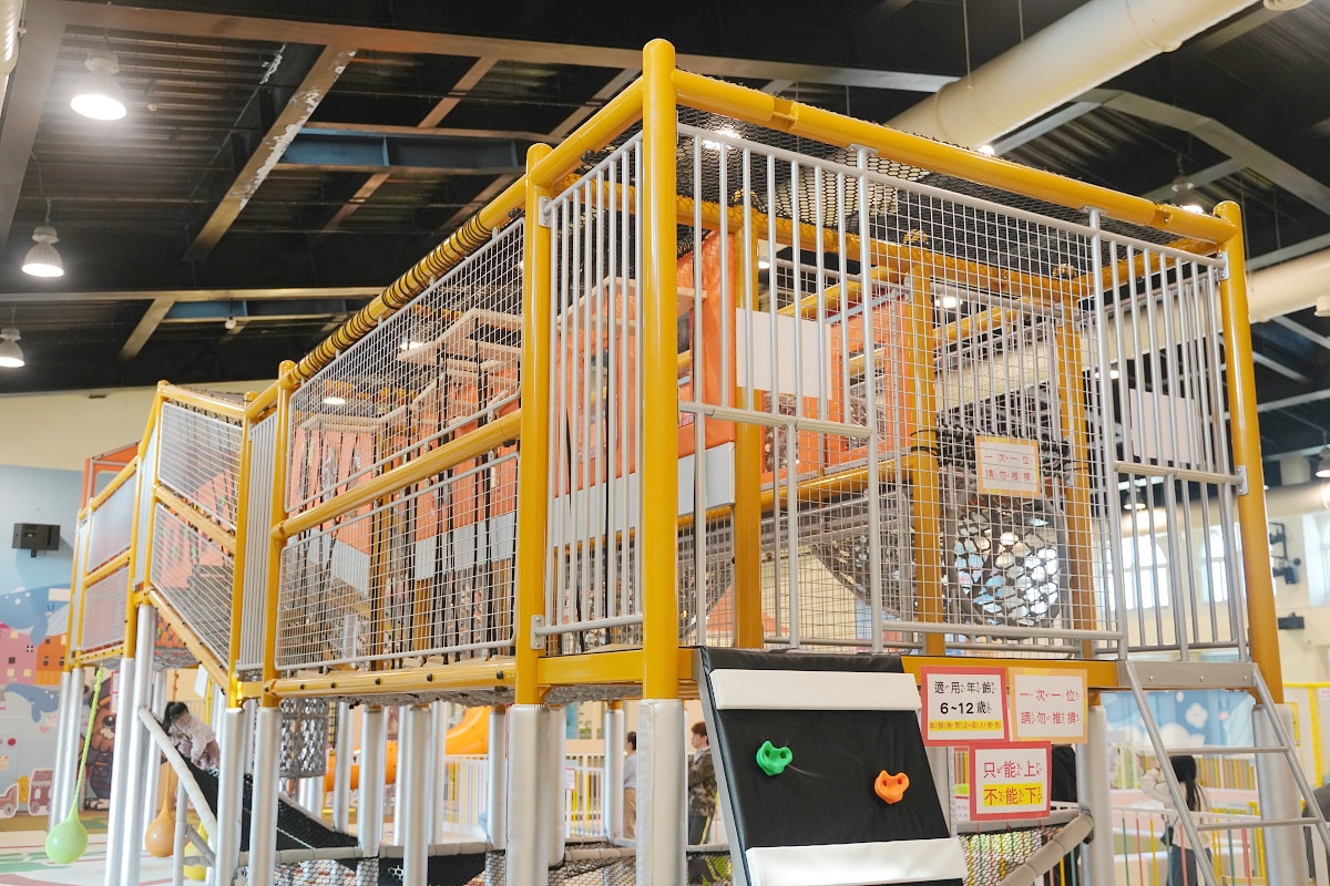 【基隆室內兒童遊戲區推薦】基隆七堵無料兒童樂園 室內地下停車場好停車 基隆市七堵室內兒童樂園