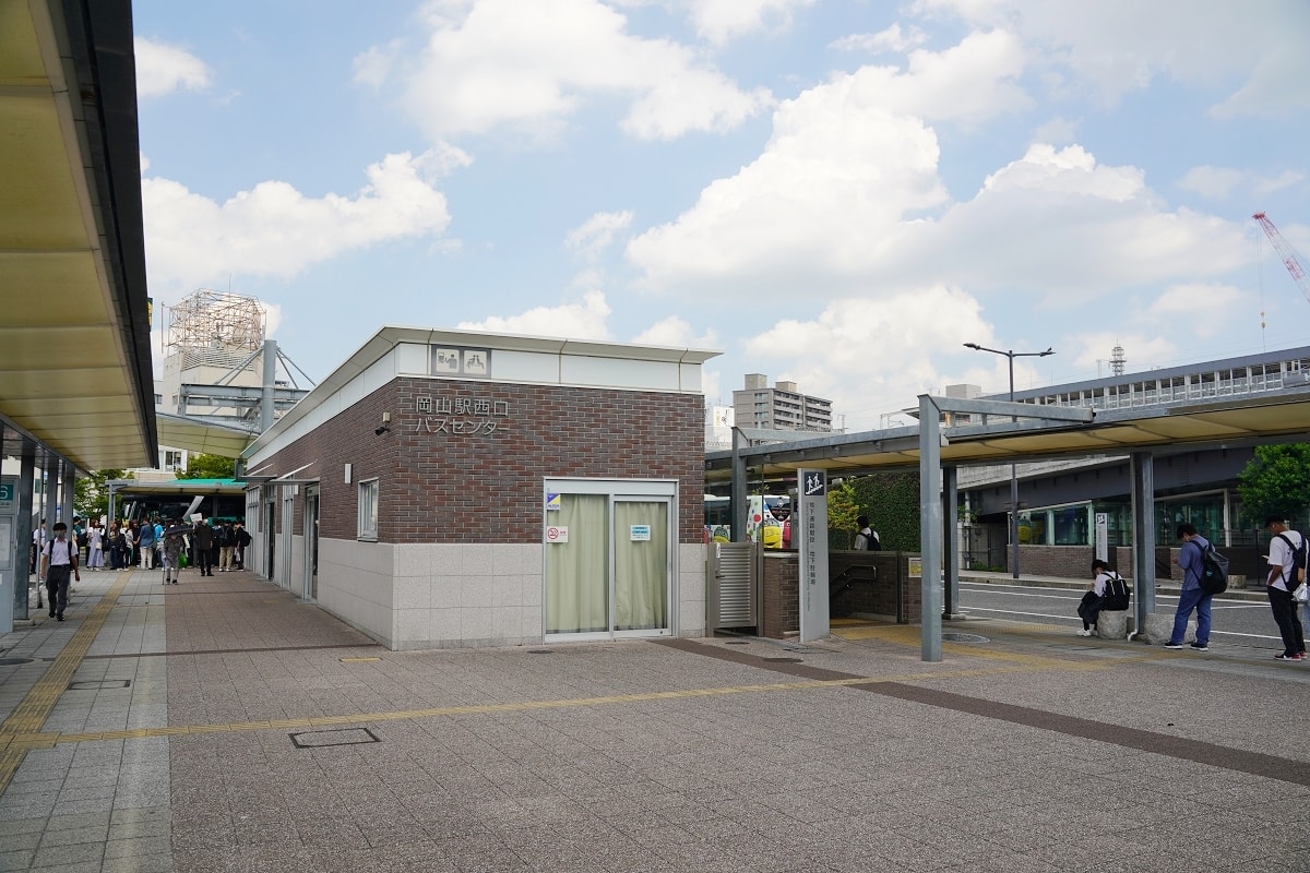 【岡山桃太郎機場】岡山站西口機場接駁巴士搭乘心得 岡山桃太郎空港環境介紹 鳥取自由行最終篇 - 第2張圖 【岡山桃太郎機場】岡山站西口機場接駁巴士搭乘心得 岡山桃太郎空港環境介紹 鳥取自由行最終篇