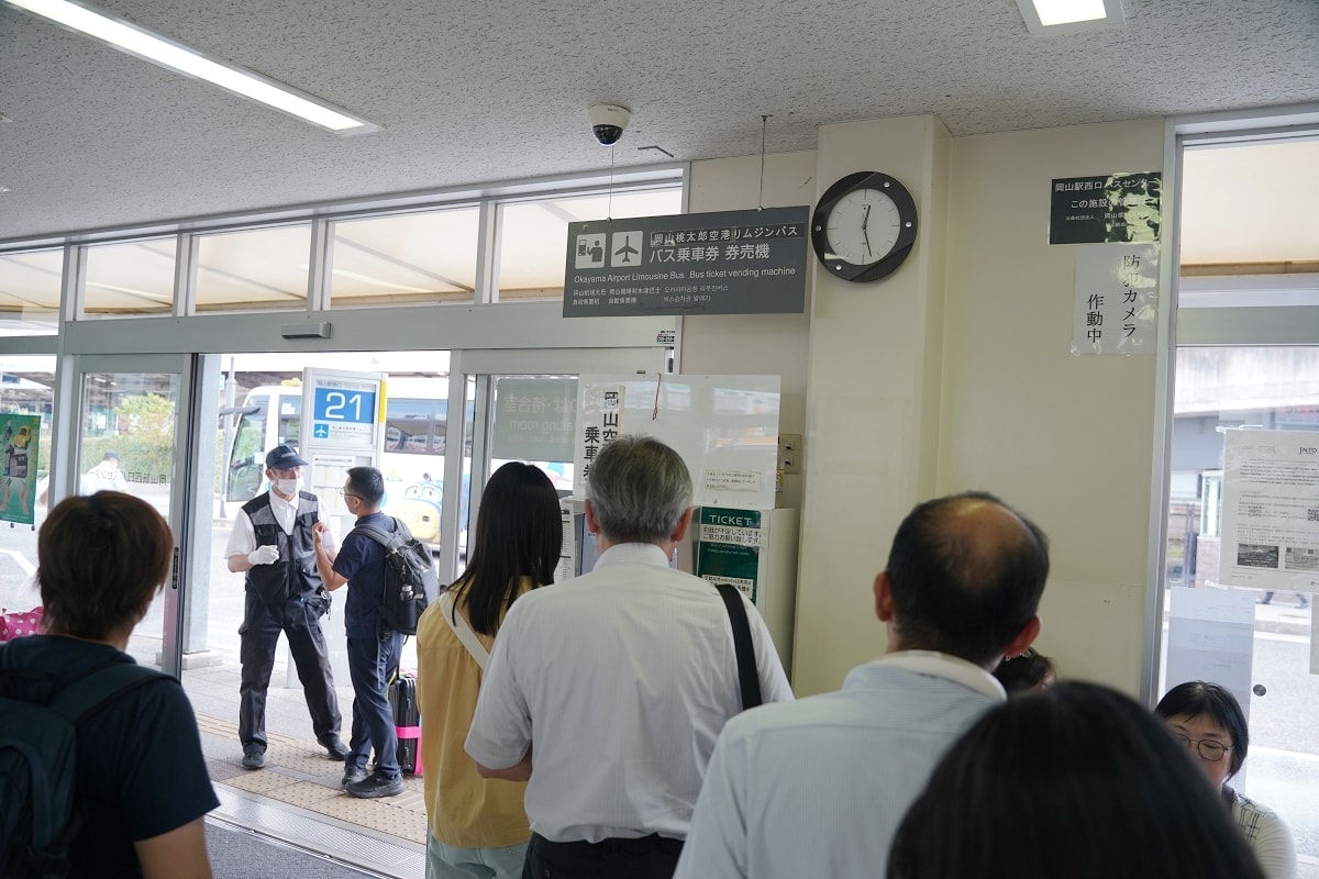 【岡山桃太郎機場】岡山站西口機場接駁巴士搭乘心得 岡山桃太郎空港環境介紹 鳥取自由行最終篇 - 第3張圖 【岡山桃太郎機場】岡山站西口機場接駁巴士搭乘心得 岡山桃太郎空港環境介紹 鳥取自由行最終篇