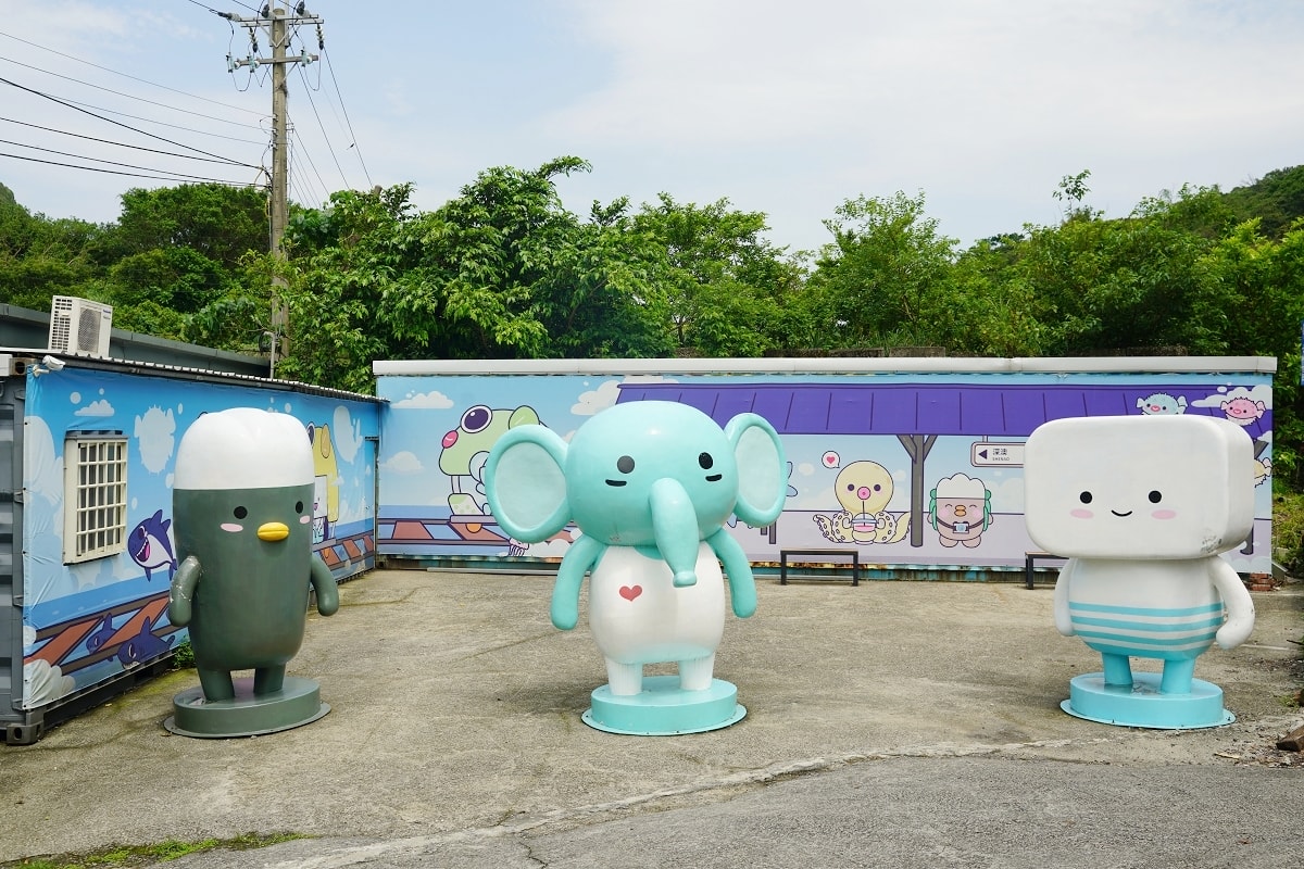 【深澳鐵道自行車】1.3公里臺灣最美海岸深澳支線 海洋礦坑風格彩繪牆+絕美七彩投影燈光隧道 - 第2張圖 【深澳鐵道自行車】1.3公里臺灣最美海岸深澳支線 海洋礦坑風格彩繪牆+絕美七彩投影燈光隧道