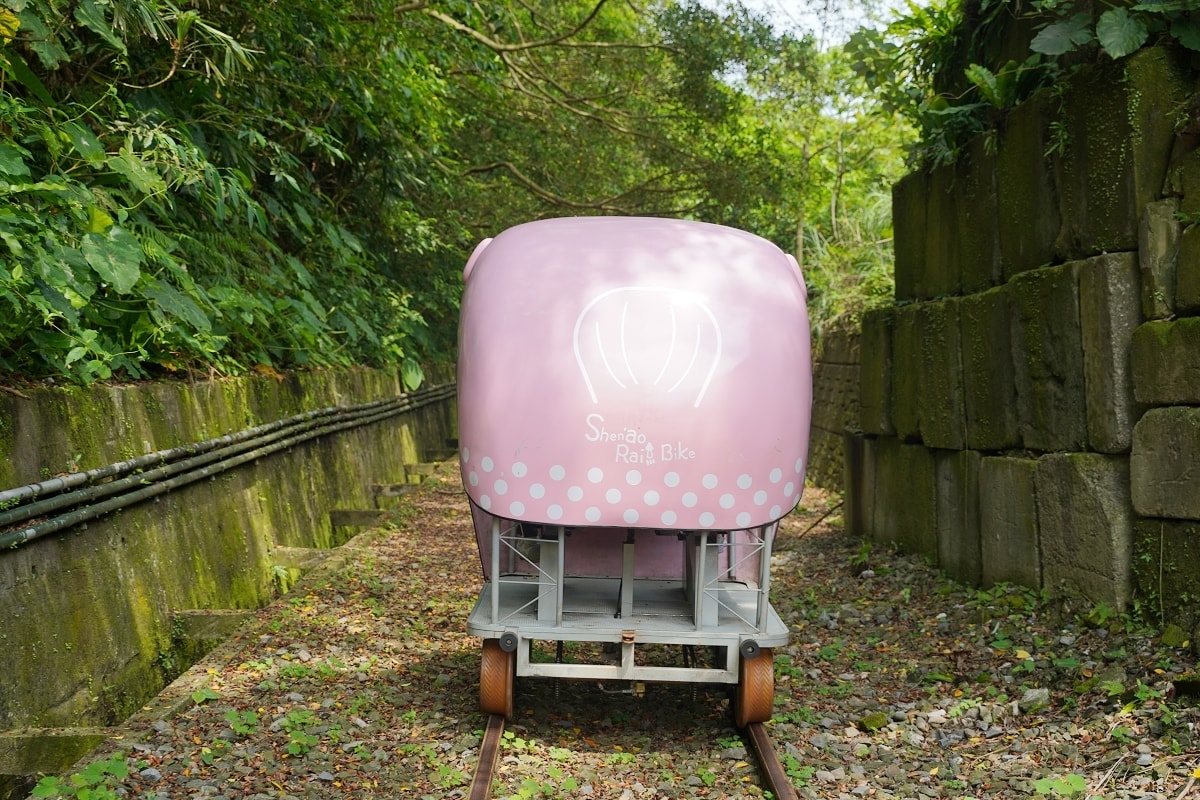 【深澳鐵道自行車】1.3公里臺灣最美海岸深澳支線 海洋礦坑風格彩繪牆+絕美七彩投影燈光隧道 - 第6張圖 【深澳鐵道自行車】1.3公里臺灣最美海岸深澳支線 海洋礦坑風格彩繪牆+絕美七彩投影燈光隧道