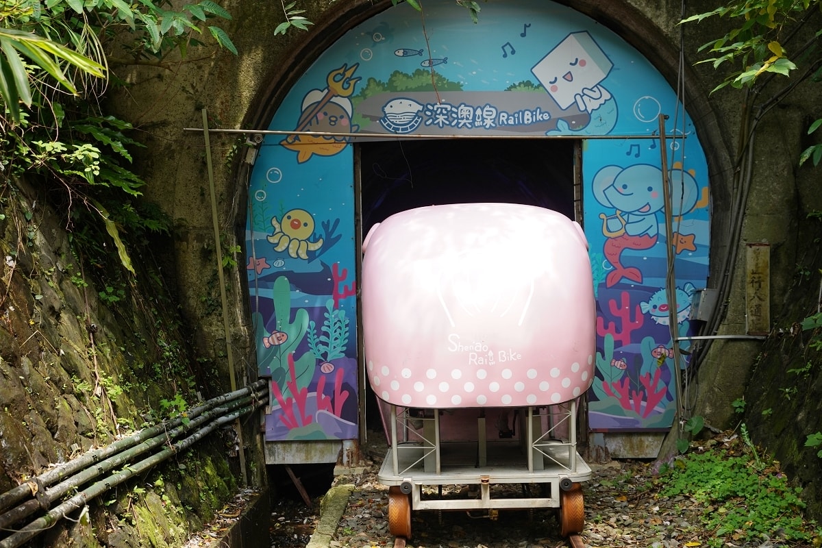 【深澳鐵道自行車】1.3公里臺灣最美海岸深澳支線 海洋礦坑風格彩繪牆+絕美七彩投影燈光隧道 - 第7張圖 【深澳鐵道自行車】1.3公里臺灣最美海岸深澳支線 海洋礦坑風格彩繪牆+絕美七彩投影燈光隧道