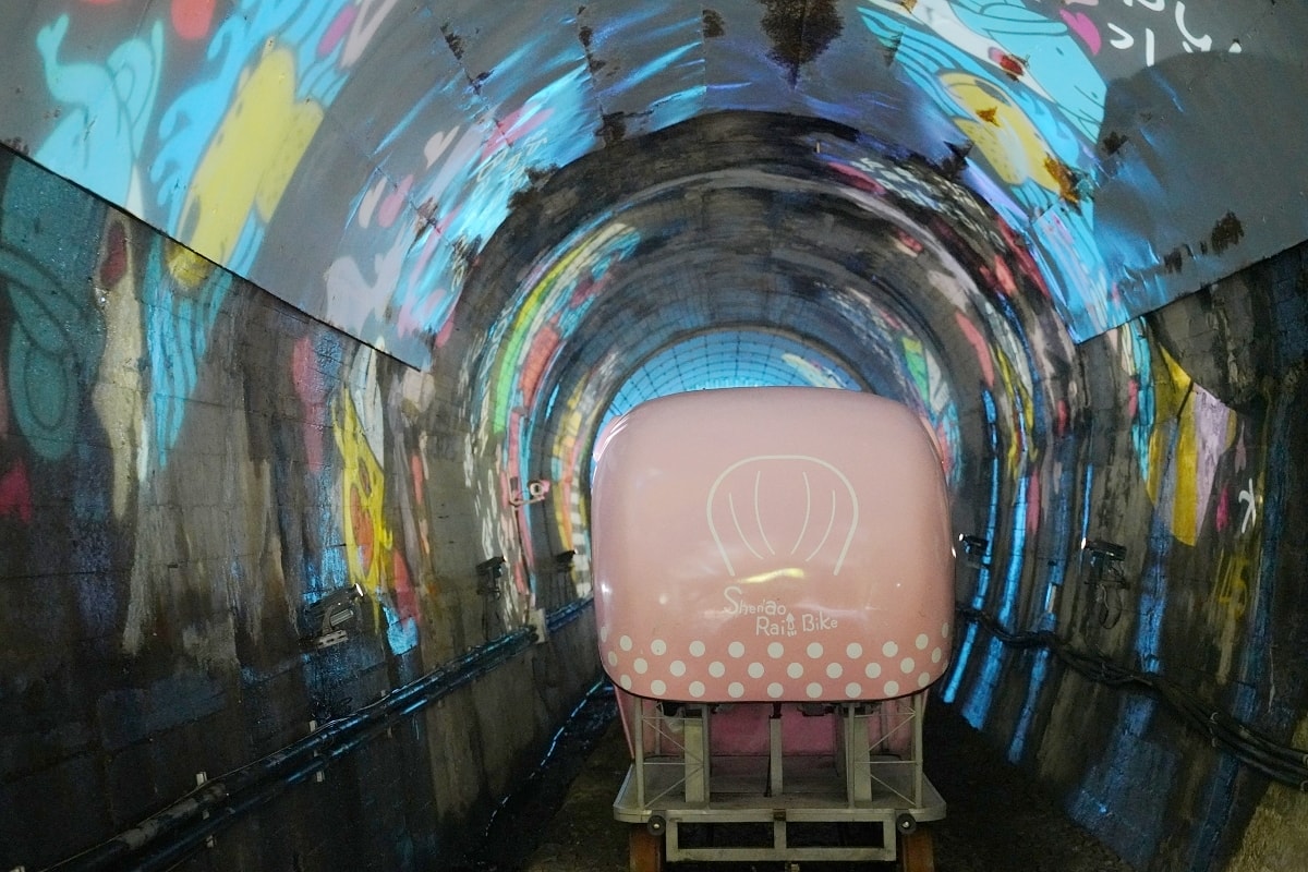【深澳鐵道自行車】1.3公里臺灣最美海岸深澳支線 海洋礦坑風格彩繪牆+絕美七彩投影燈光隧道 - 第8張圖 【深澳鐵道自行車】1.3公里臺灣最美海岸深澳支線 海洋礦坑風格彩繪牆+絕美七彩投影燈光隧道