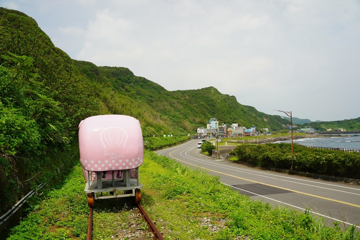 【深澳鐵道自行車】1.3公里臺灣最美海岸深澳支線 海洋礦坑風格彩繪牆+絕美七彩投影燈光隧道 - 第10張圖 【深澳鐵道自行車】1.3公里臺灣最美海岸深澳支線 海洋礦坑風格彩繪牆+絕美七彩投影燈光隧道