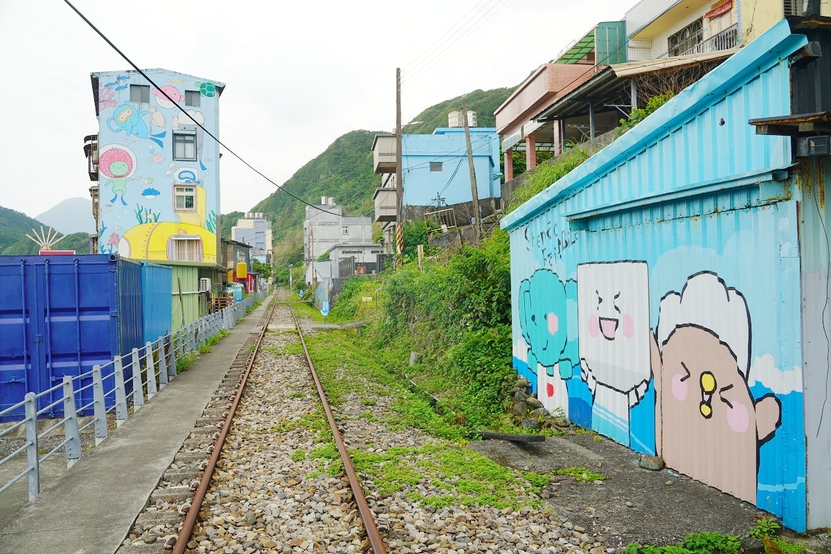 【深澳鐵道自行車】1.3公里臺灣最美海岸深澳支線 海洋礦坑風格彩繪牆+絕美七彩投影燈光隧道 - 第12張圖 【深澳鐵道自行車】1.3公里臺灣最美海岸深澳支線 海洋礦坑風格彩繪牆+絕美七彩投影燈光隧道