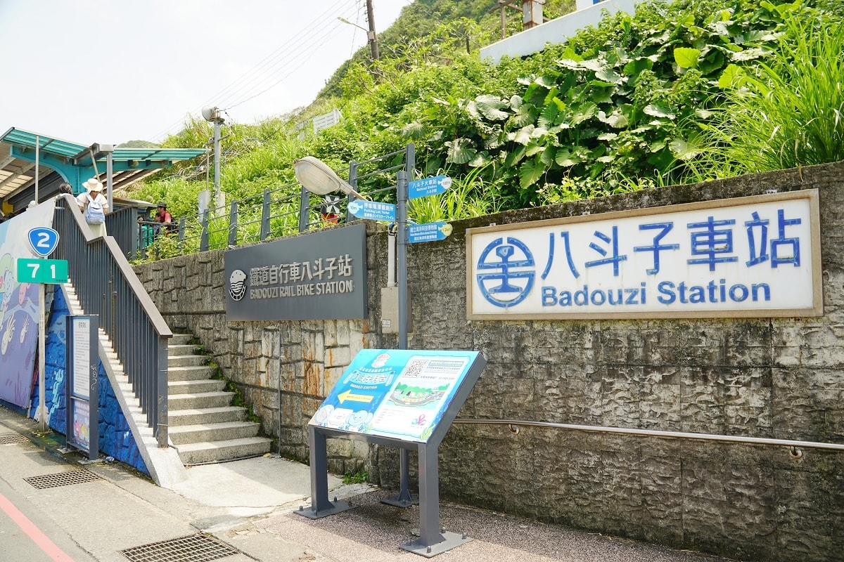 【深澳鐵道自行車】1.3公里臺灣最美海岸深澳支線 海洋礦坑風格彩繪牆+絕美七彩投影燈光隧道 - 第13張圖 【深澳鐵道自行車】1.3公里臺灣最美海岸深澳支線 海洋礦坑風格彩繪牆+絕美七彩投影燈光隧道