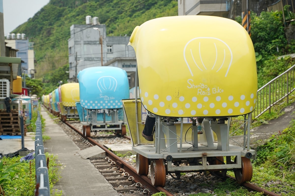 【深澳鐵道自行車】1.3公里臺灣最美海岸深澳支線 海洋礦坑風格彩繪牆+絕美七彩投影燈光隧道 - 第16張圖 【深澳鐵道自行車】1.3公里臺灣最美海岸深澳支線 海洋礦坑風格彩繪牆+絕美七彩投影燈光隧道
