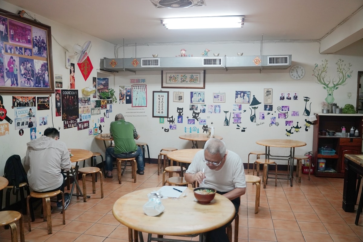 【糊塗麵】師大溫州街美食推薦 原子少年夏浦洋麵店 古早味手擀寬麵+美味湯頭 香辣麻紅油炒手 - 第4張圖 【糊塗麵】師大溫州街美食推薦 原子少年夏浦洋麵店 古早味手擀寬麵+美味湯頭 香辣麻紅油炒手