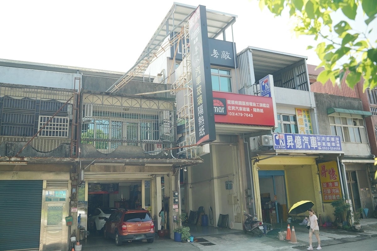 【桃園汽車玻璃修補推薦】宏昇汽車玻璃隔熱紙 桃園老字號汽車玻璃專家 專業擋風玻璃修補設備 - 第1張圖 【桃園汽車玻璃修補推薦】宏昇汽車玻璃隔熱紙 桃園老字號汽車玻璃專家 專業擋風玻璃修補設備