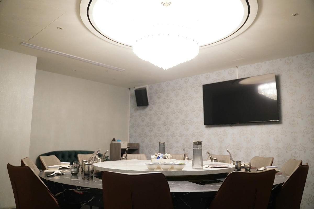 【星曜雞湯】台北中山區濃郁系雞湯火鍋 欣欣百貨內超人氣美食餐廳 商務聚餐包廂超人氣模特之夜