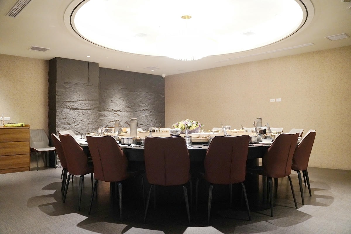 【星曜雞湯】台北中山區濃郁系雞湯火鍋 欣欣百貨內超人氣美食餐廳 商務聚餐包廂超人氣模特之夜
