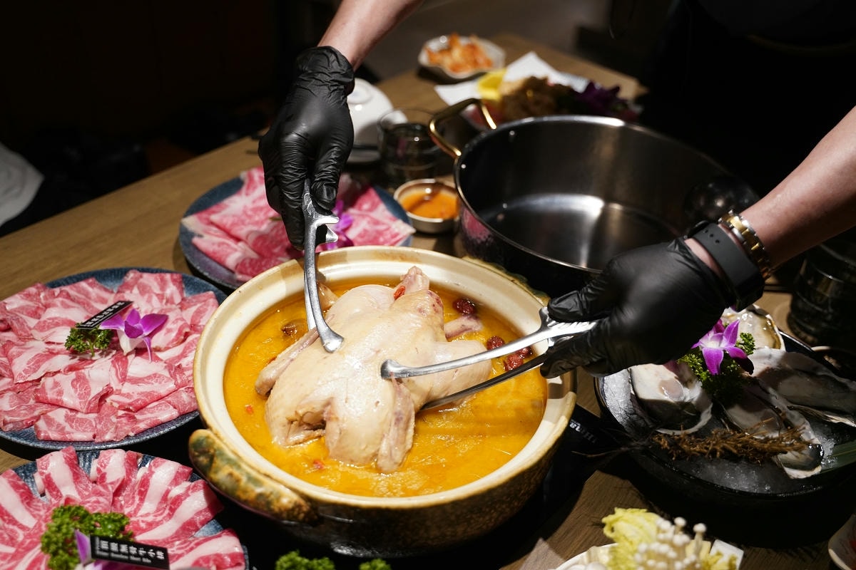【星曜雞湯】台北中山區濃郁系雞湯火鍋 欣欣百貨內超人氣美食餐廳 商務聚餐包廂超人氣模特之夜