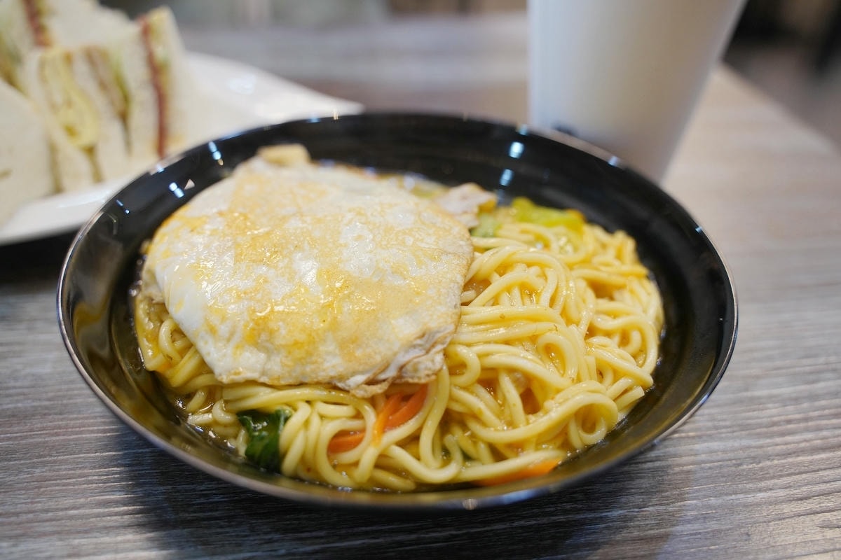 【早餐妹青埔高鐵店】桃園青埔平價早午餐好選擇 美味推薦總匯吐司/鐵板麵 Google評價高