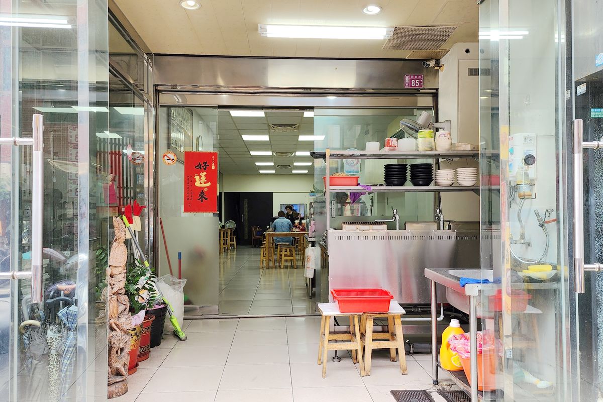 【內壢興隆麵店】內壢興農路美味平價小吃 餛飩麵/乾意麵/豬皮小菜好吃必點 內壢在地傳統麵店