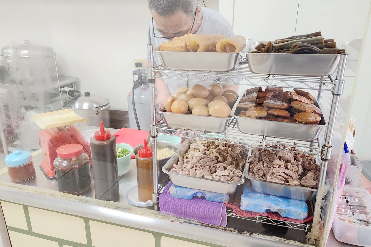 【內壢興隆麵店】內壢興農路美味平價小吃 餛飩麵/乾意麵/豬皮小菜好吃必點 內壢在地傳統麵店