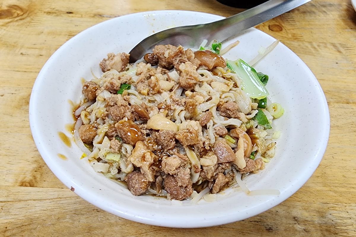 【內壢興隆麵店】內壢興農路美味平價小吃 餛飩麵/乾意麵/豬皮小菜好吃必點 內壢在地傳統麵店