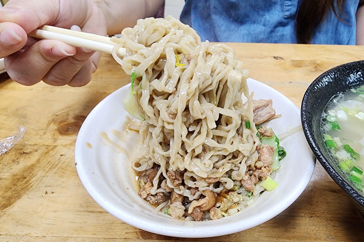 【內壢興隆麵店】內壢興農路美味平價小吃 餛飩麵/乾意麵/豬皮小菜好吃必點 內壢在地傳統麵店