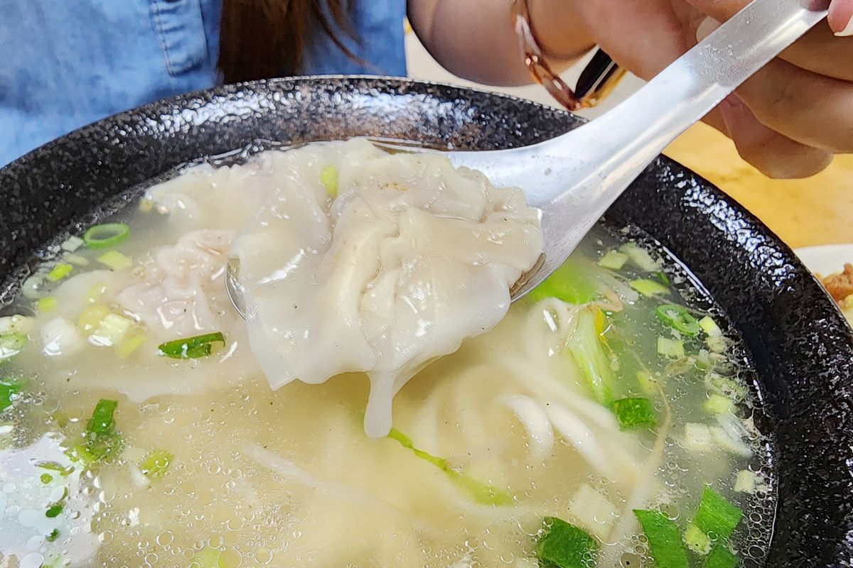 【內壢興隆麵店】內壢興農路美味平價小吃 餛飩麵/乾意麵/豬皮小菜好吃必點 內壢在地傳統麵店