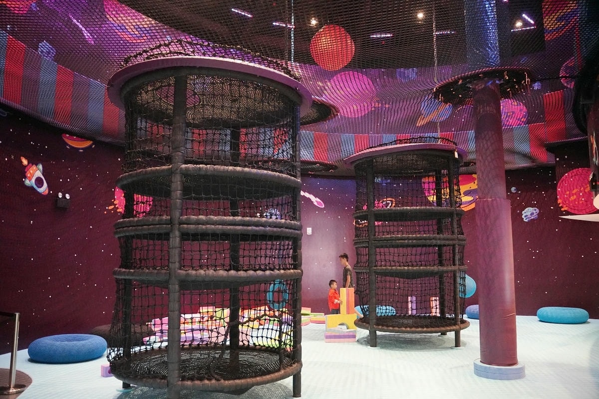 【新濠影滙滿紛樂園】FUN享全澳最獨特室內遊樂場 澳門親子好去處 山岩主題猴子繩堡考驗身手