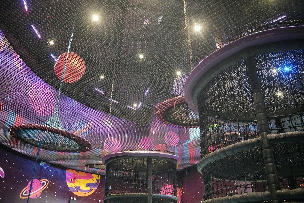【新濠影滙滿紛樂園】FUN享全澳最獨特室內遊樂場 澳門親子好去處 山岩主題猴子繩堡考驗身手
