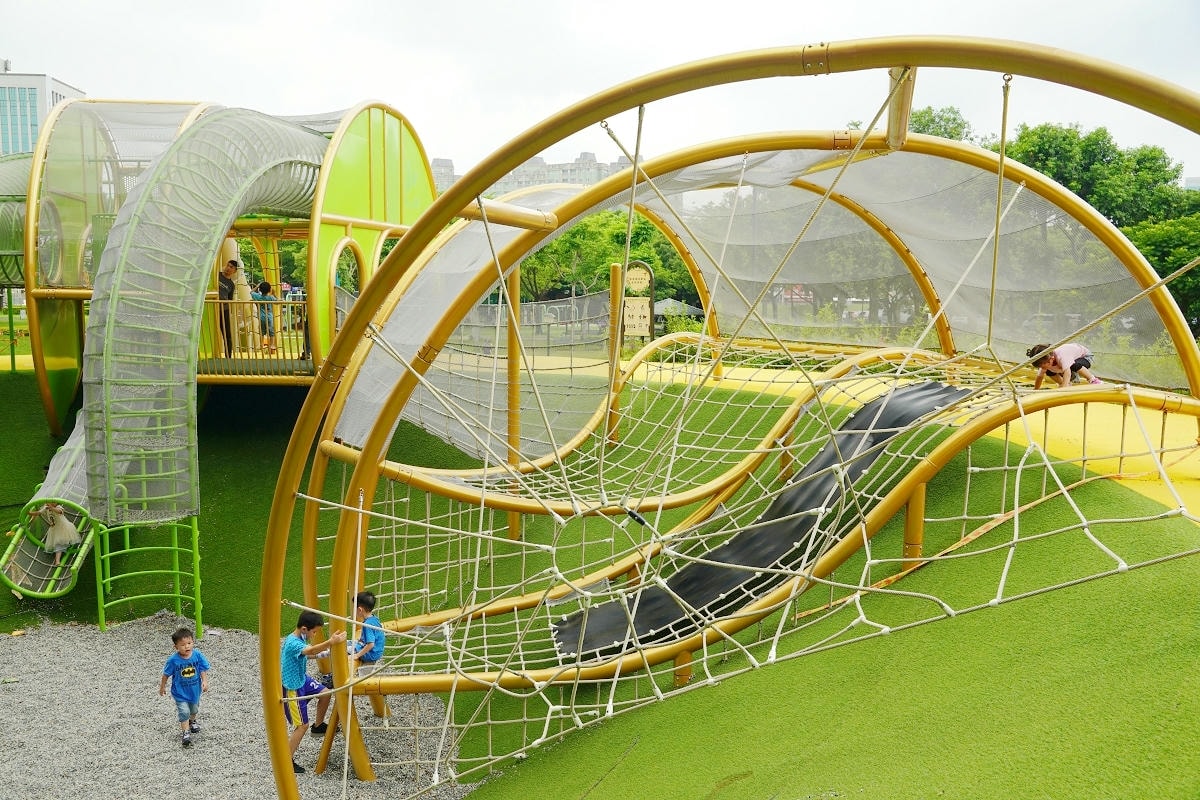 【陽明公園兒童遊樂場】桃園區最大旗艦共融式公園 全齡共融桃氣猿奇境 桃園埤塘文化生態水池